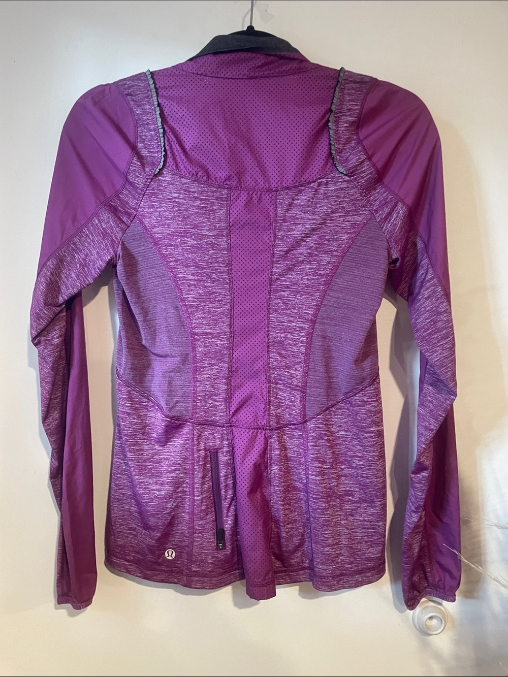 Lululemon Run Featherweight Hybrid Jacket Dew Berry Sz 4 B133 - Picture 5 of 5